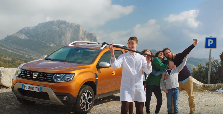 We Are Social et Dacia créent le Dustick, une perche à selfie révolutionnaire !